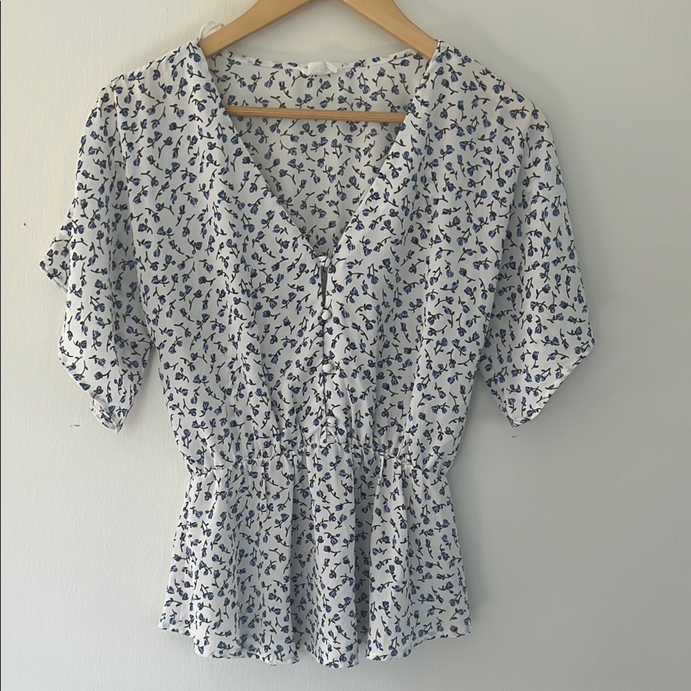 Sienna Sky blue and white floral v neck blouse with gathered waist sz small